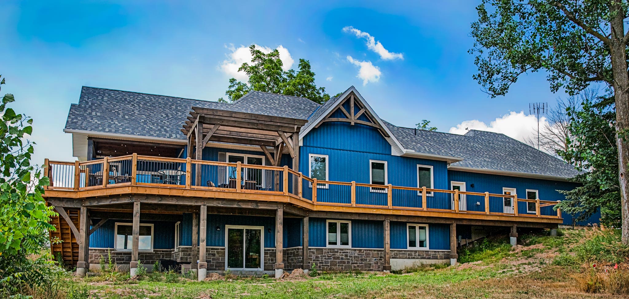 Straight Edge Shake + Board and Batten | Vinyl Siding | Guelph